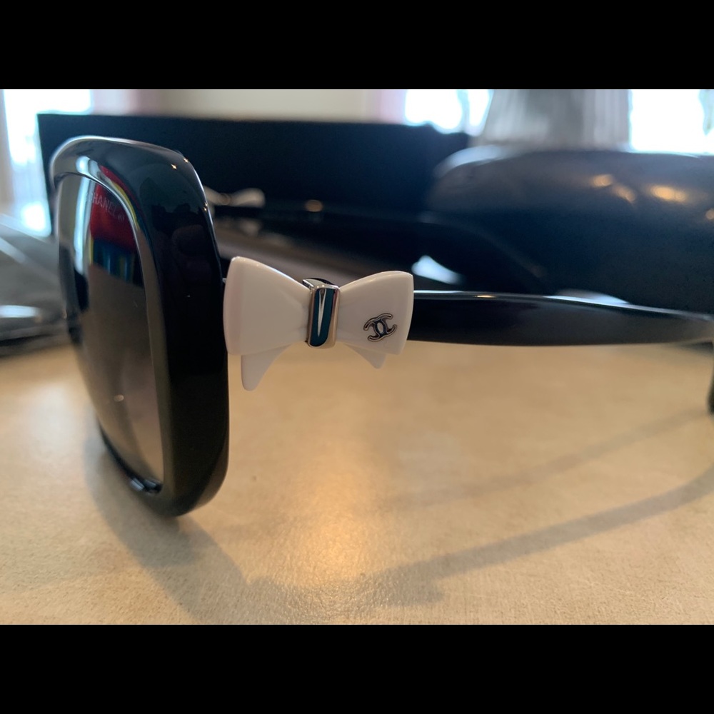 Chanel “White Bow” 5171